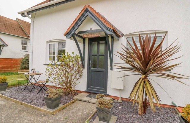 OAK TREE COTTAGE, family friendly, with a garden in Aberporth