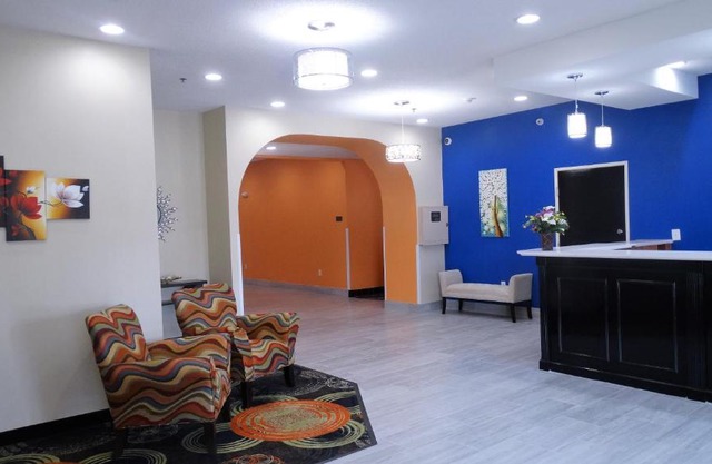 Oak Tree Inn & Suites