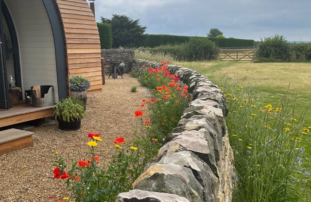 Oak Tree Retreat - sleeps 2 guests in 1 bedroom