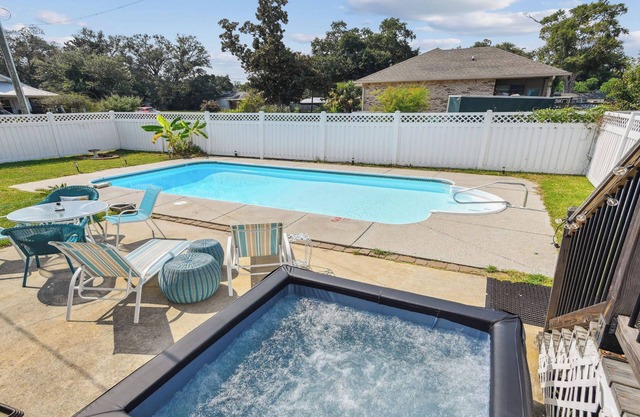 Oak trees, Heated Pool/Spa oasis & walk to beach! Drive to downtown 3 min!