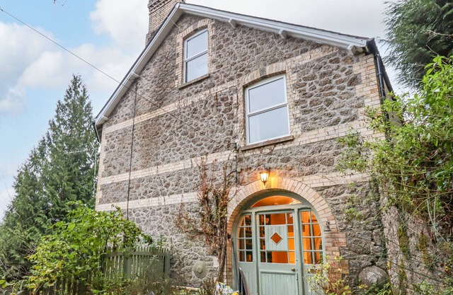 OAKHURST, pet friendly, character holiday cottage in Lustleigh