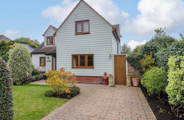 OAKLEAVES, romantic, country holiday cottage in West Mersea