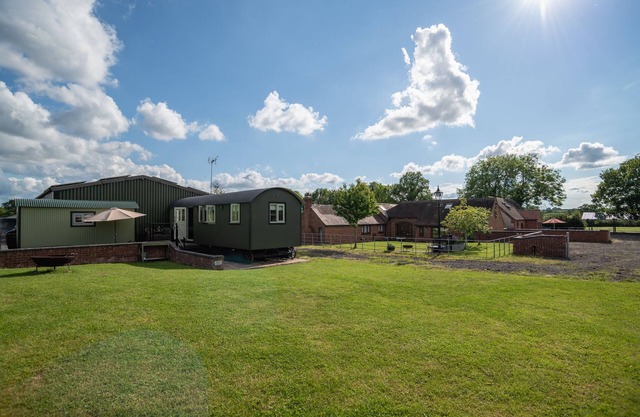 Oaks Barn Farm, Alcester- sleeps 20 with optional Salt water hot tub