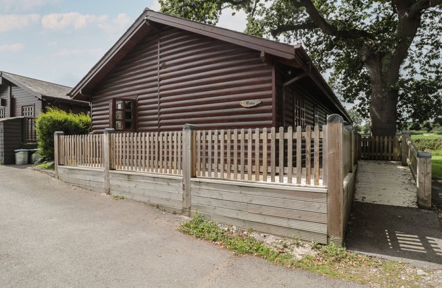 OAKS, family friendly, with hot tub in Swanage