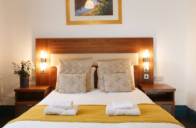 Oakshaw Guesthouse - Cozy Double Room in a Central Location. R7