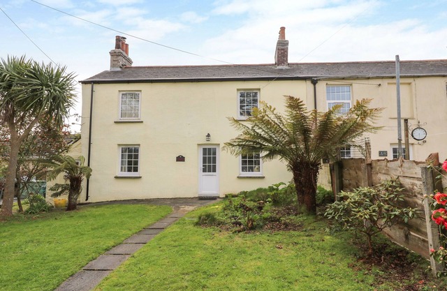 OAKTREE COTTAGE, pet friendly, with open fire in St Austell