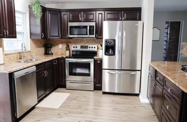 Oakview Home - Delightful 3BR/2BA with Heated Pool