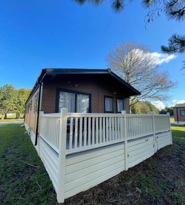 Oakwood Lodge with Hot Tub