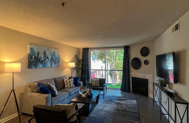 Oasis 2 BR View of Hollywood Sign, W/D, & Parking