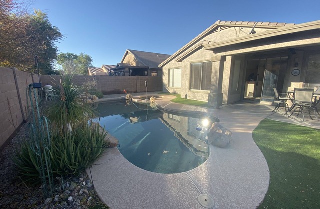 Belle maison dans la communauté de terrain de golf avec piscine privée et bain à remous.