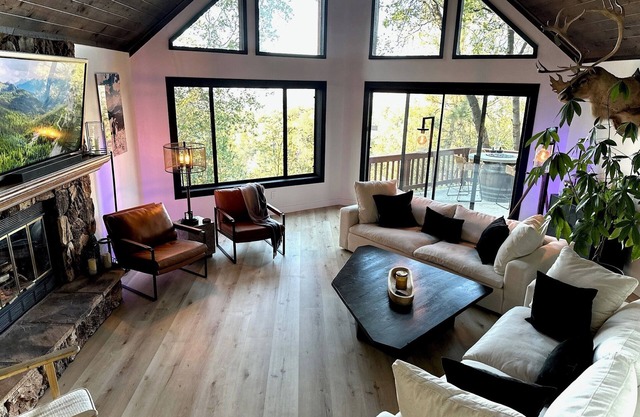 Luxe Chalet, Epic Views, Speakeasy, Cold Plunge!