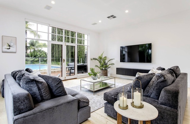 Oasis - Luxe living, with pool / walk to cafes