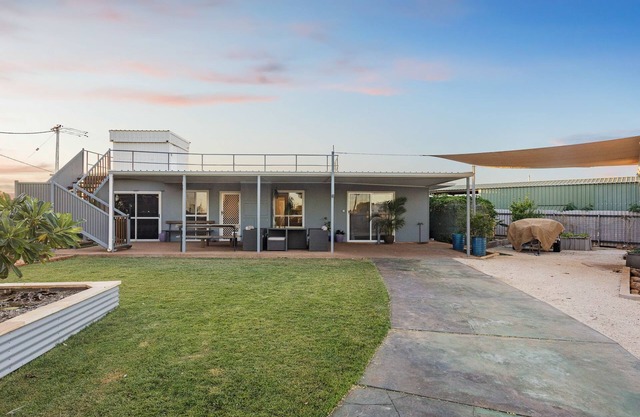 Oasis - Modern 4 Bedroom holiday home with endless views.