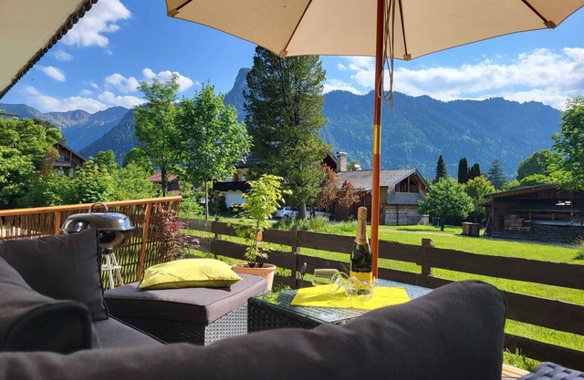 Oasis of peace and well-being in Oberammergau, wonderful mountain views, terrace, garage