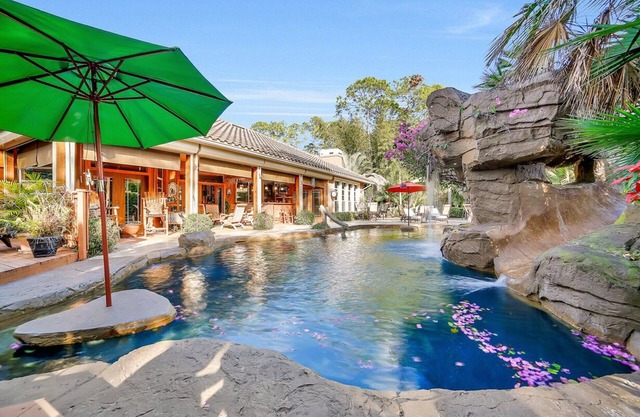 Oasis Resort-resort Spa / piscine avec toboggan, grandes cabanes Tiki et chemins de jardin. Ahh!