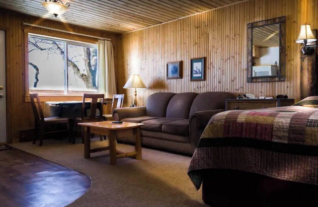 Observe nature in Room 9 - Audubon's Ducks - Curriers Lakeview Lodge