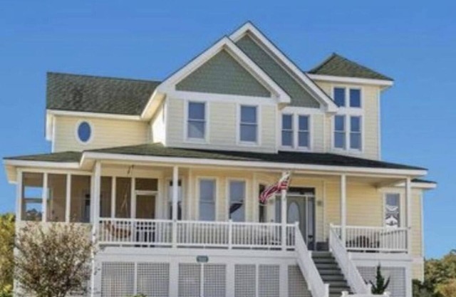 OBX Corolla- Private Gated Community, Hot Tub, Man Cave, Turtle Pond, Beach
