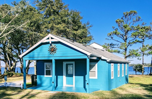 OBX Island Cottage~Water view~ 1 level, no stairs~ Beach 3.5 miles (8 min drive)