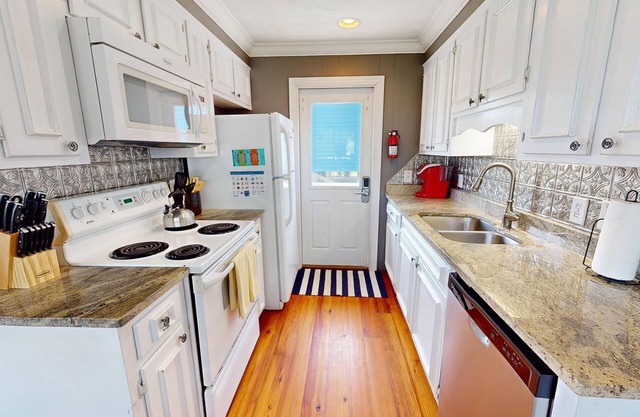 Katie's Cottage ~ 3BR 1BA / Ocean &Marsh Views!