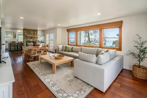 Ocean Breeze Abode and Bungalow by Paradise Retreats