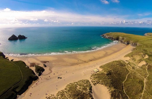 Ocean Breeze is a cosy apartment just a stone’s throw from the wonderful beach at Holywell Bay.