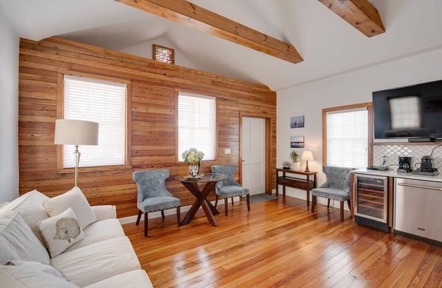 "Cozy Old Key West Apartment"