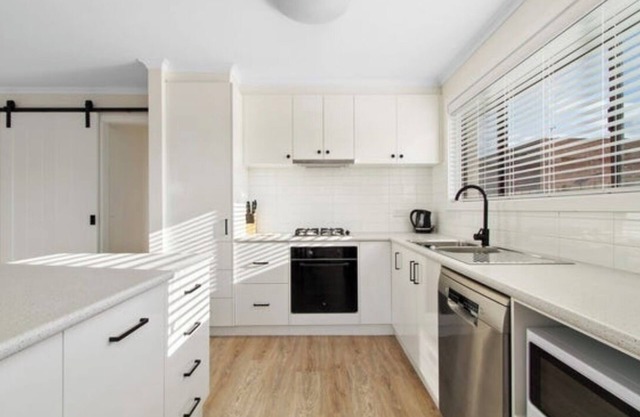 Ocean Bridge- entire home, central Lakes Entrance