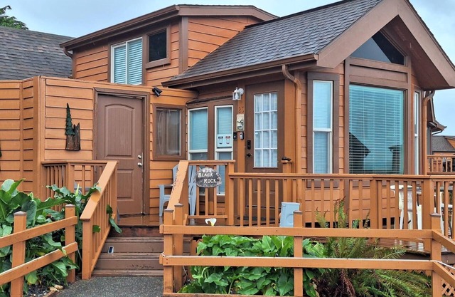 Ocean Cabin 23 with Private Hot Tub - Perfect for Honeymoons and Romantic Getaways