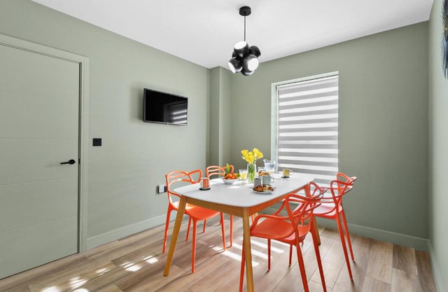 Luxurious Two Bedroom Coach House