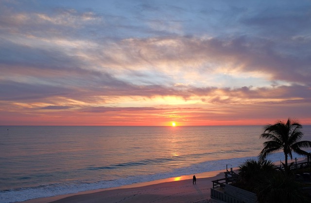 Ocean Drive Oasis in Vero Beach - 2br/2ba - mere steps to everything!!!