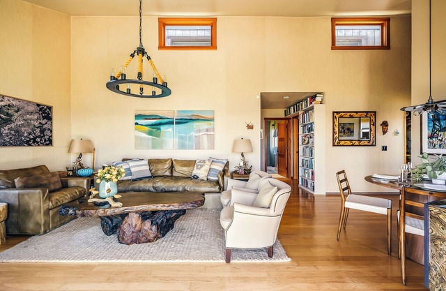 Ocean Front 2 Bedroom Home / Hot Tub / Cheminée