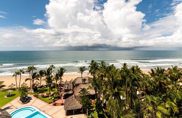 New on VRBO Beautiful 3 bedroom 2 bath ocean front condo