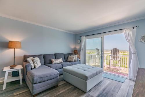 Ocean Front D-Building - POOL ACCESS AND OCEAN VIEWS!