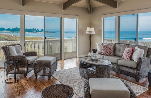 Ocean Front Home à Pebble Beach avec 4 King Suites. Piscine de la cour!