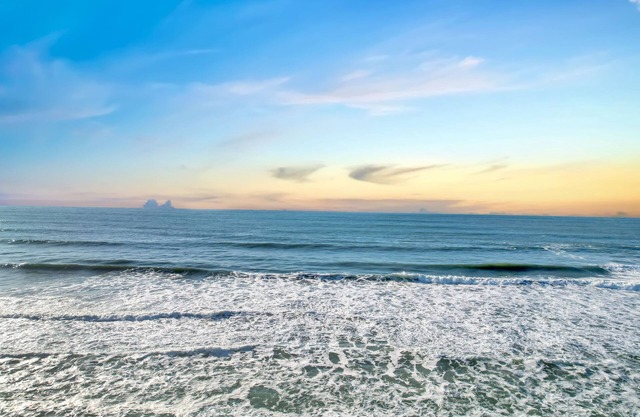 Ocean Front Home- French Villa - Pacifica-San Francisco! Hear waves and relax!