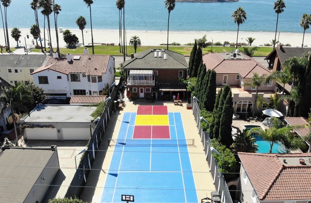 OCEAN devant la maison avec cour de tennis privée.