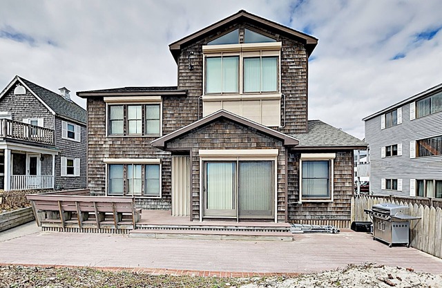 Ocean Front !! Magnifique maison neuve de 5 chambres à quelques pas du sable