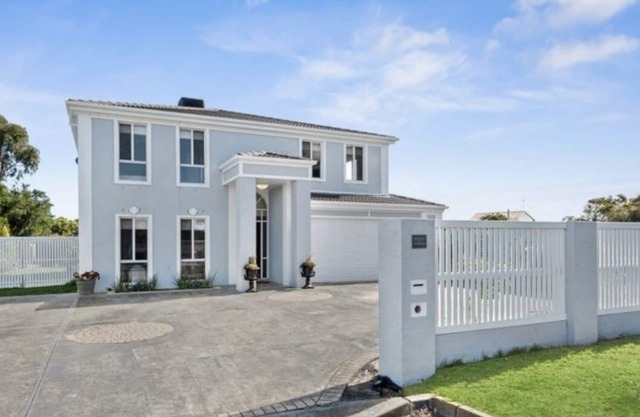 Ocean Grove Sea Dreams is a beautiful 5 bedroom family home close to the beach.