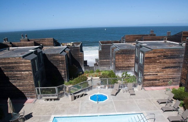 Ocean Harbor 110 - Condo Monterey - Oceanview, Surf Sounds