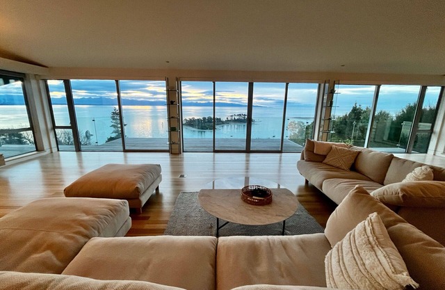 Ocean Horizon - Incredible Sea Views, Close to City, 4 Bedrooms!