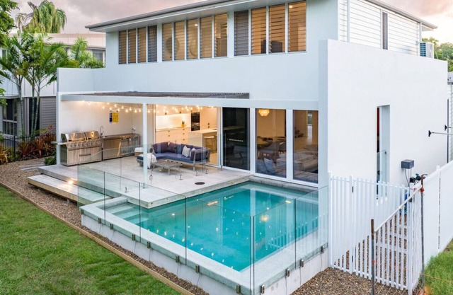 Ocean House - 4 BR w/ Private Pool - 100m to Beach
