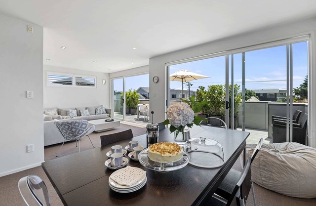 Ocean Palms - Immaculate with fully fenced garden