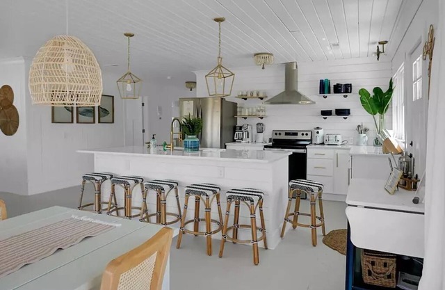 Ocean's Eleven Edisto - Cozy Cottage 1 block from the beach!