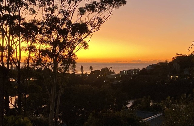 OCEAN SUNRISES-AVOCA BEACH-Ocean & lake views, birdlife, 2 min drive to beach