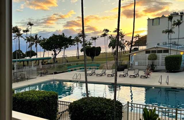 Ocean Sunset Retreat on West Oahu w/artist studio. 5 minutes to the pure ocean!
