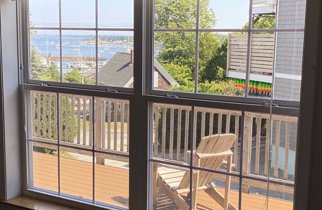 Ocean view 4 br appartement w / large deck, grill, in town, parking, pet friendly