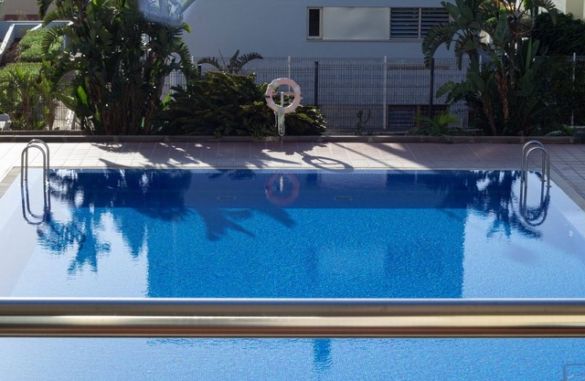 Appartement avec piscine partagée, vue sur la mer, Wi-Fi et terrasse.