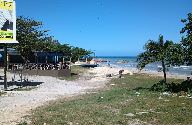 Ocean view apartment,with pool within reach ,AC with WiFi newly redone,discount