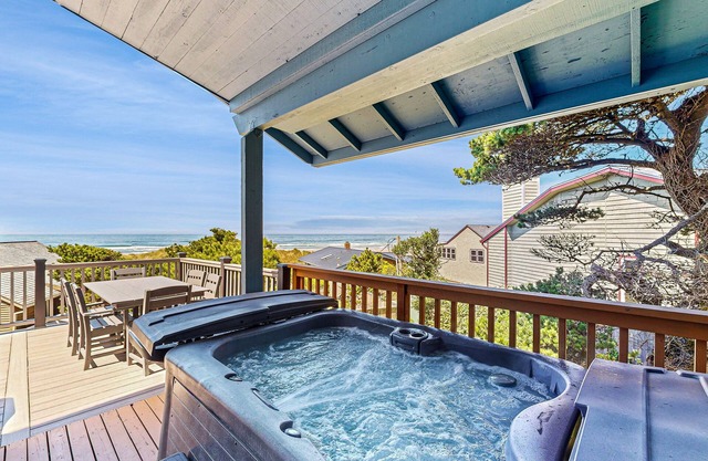 Maison avec vue sur la mer et bain à remous et terrasse privés - un chien bienvenu! (MCA # 520)