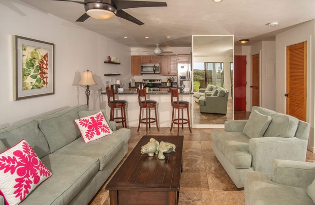 Ocean View, Ground-Floor Condo w/ Lanai & Shared Hot Tub/Pool - Walk to Beach